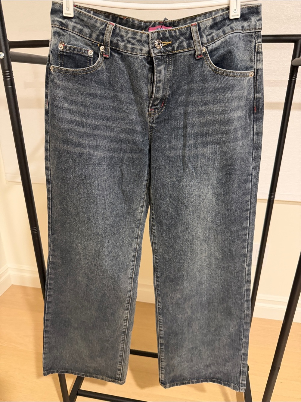 Edikted Women’a Straight Jeans - Faded Blue Wash